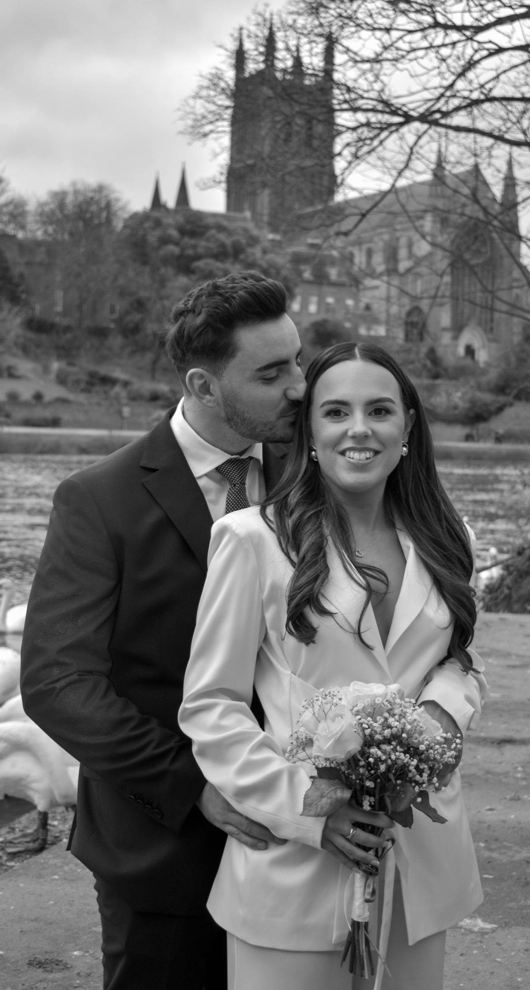 A couple in front of the cathedral, in black and white